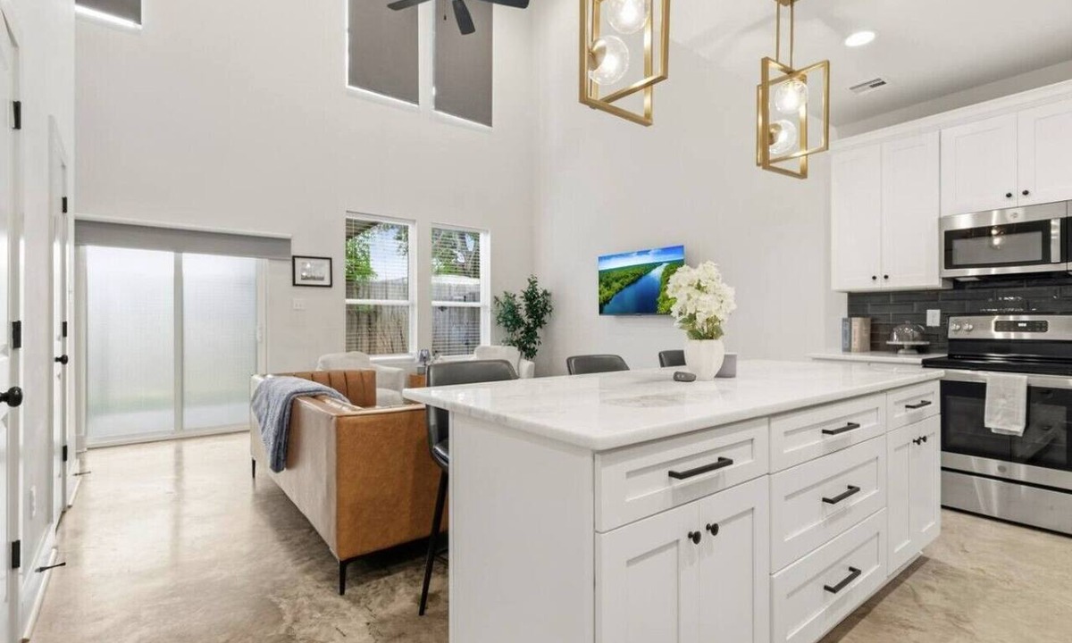 Lafayette House | 7 Bedrooms 6 Baths and more!