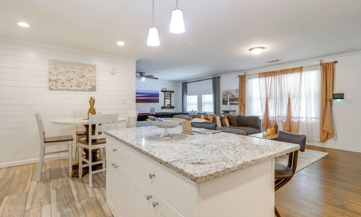 Collier Heights Cottage | 7 Mi to Atlanta Stadium! Spacious Group Retreat
