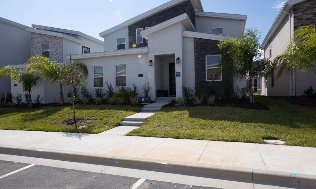 Davenport House | 840DSD-The Retreat at ChampionsGate by RedAwning