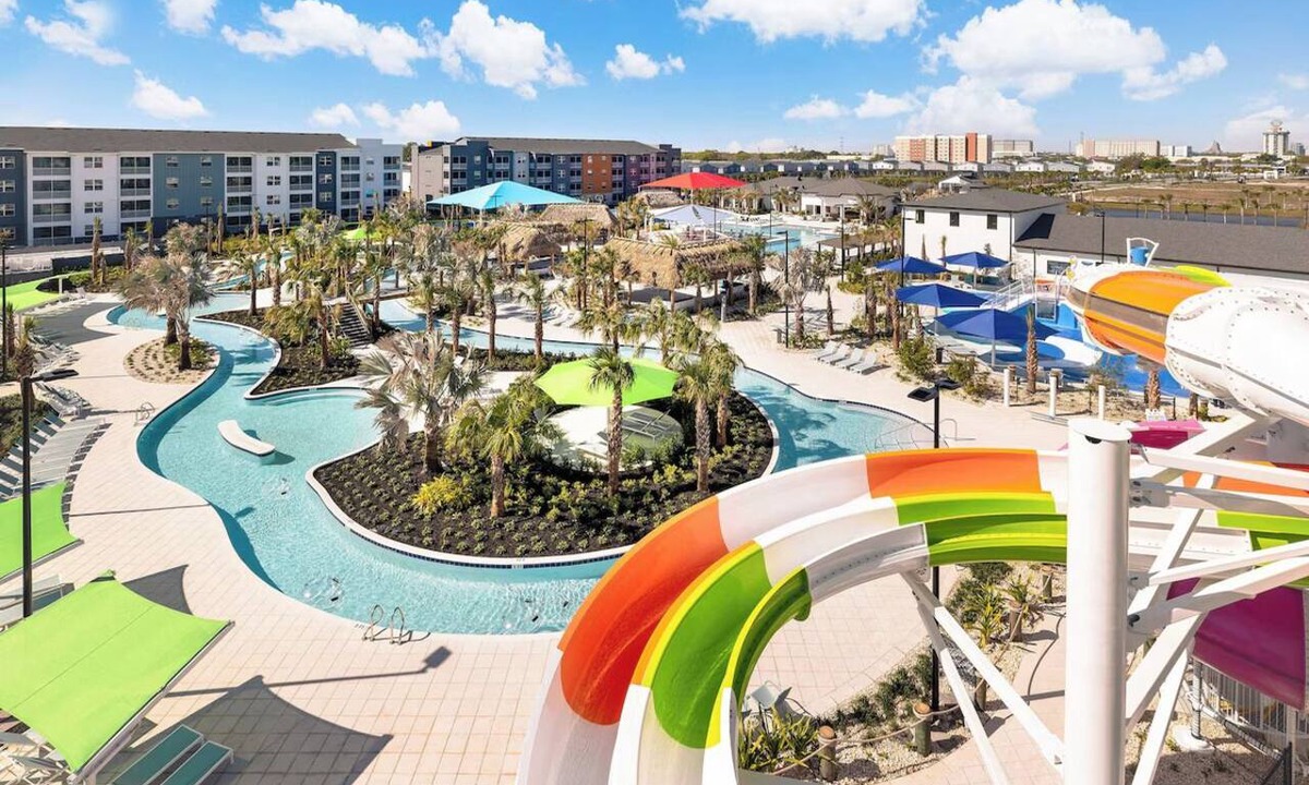 Florida Center Hotel | 9 Bedroom Home | Villatel Orlando Resort | Water Slides & Kids’ Playroom