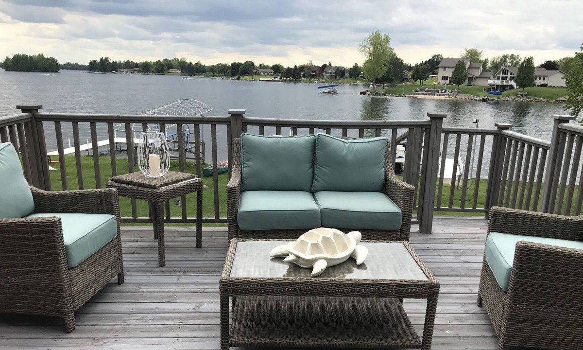 Gladwin House | A beautiful beach hotel on Lake Lancer