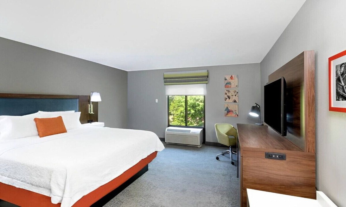 Opelika House | A Charming King Bed! With Free Breakfast