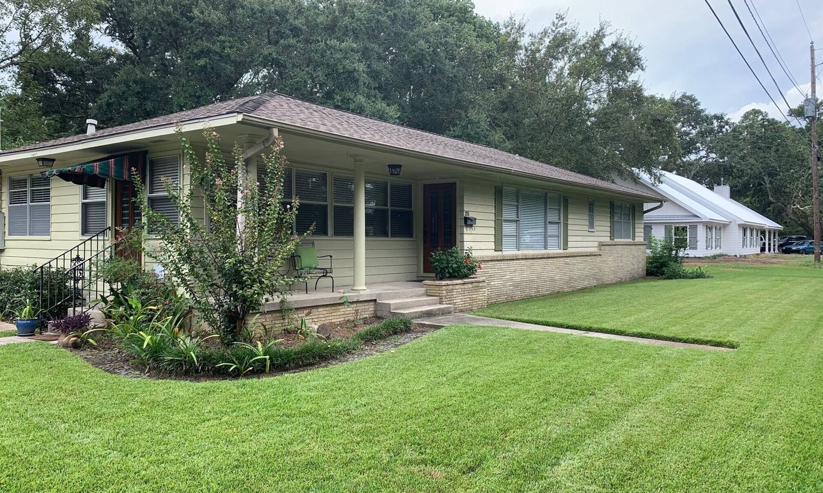 Biloxi House | A lovely family home in old O.S. area a block from beach and near downtown area.