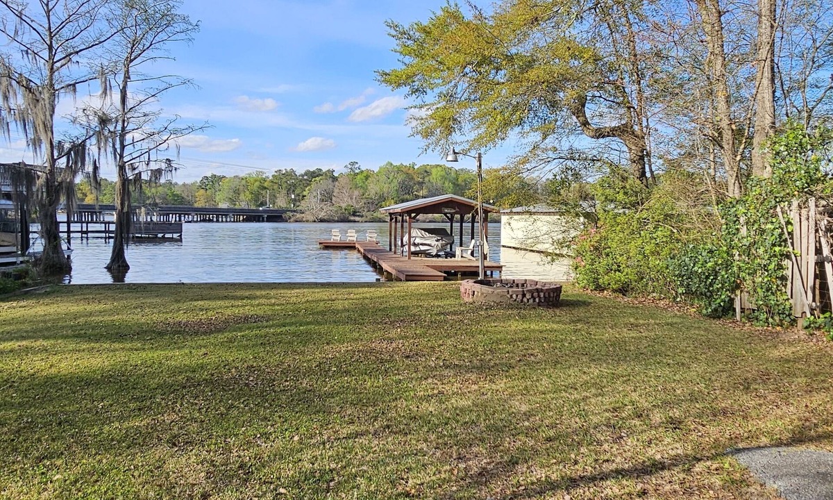 Warwick House | A-mazing clean and cozy Lakefront cottage! (Specials available)