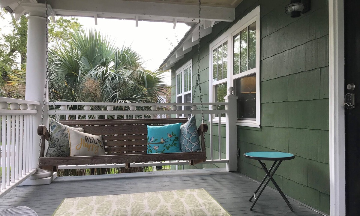 Biloxi Apartment | Above It All. Charming 2-bedroom apartment in the heart of Ocean Springs.