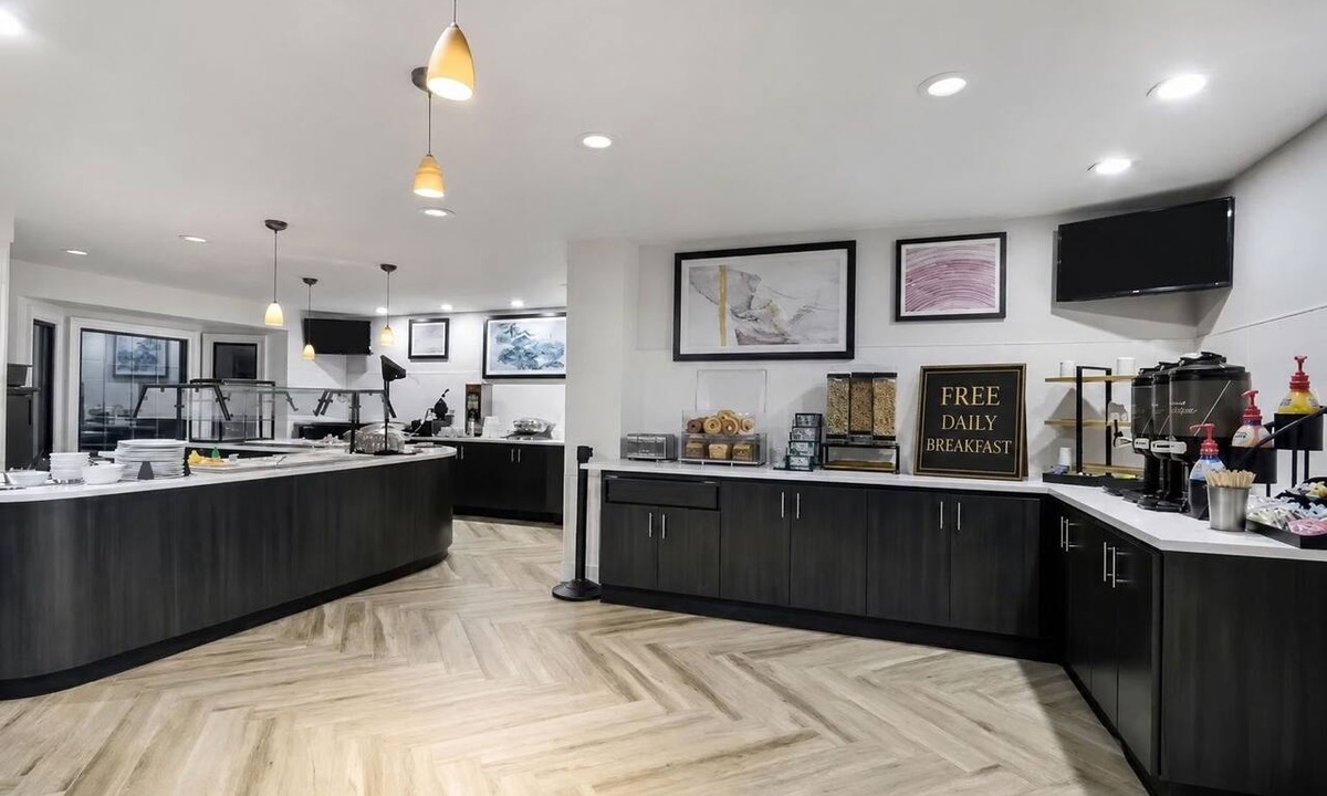 Maumee Apartment | Accessible 2BR Suite | Roll Shower & Hot Breakfast