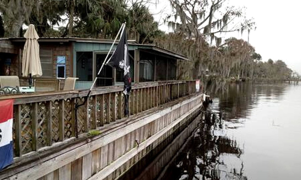 Seville House | Adult Only Cabin Rental on Lake George near Daytona Beach, Florida
