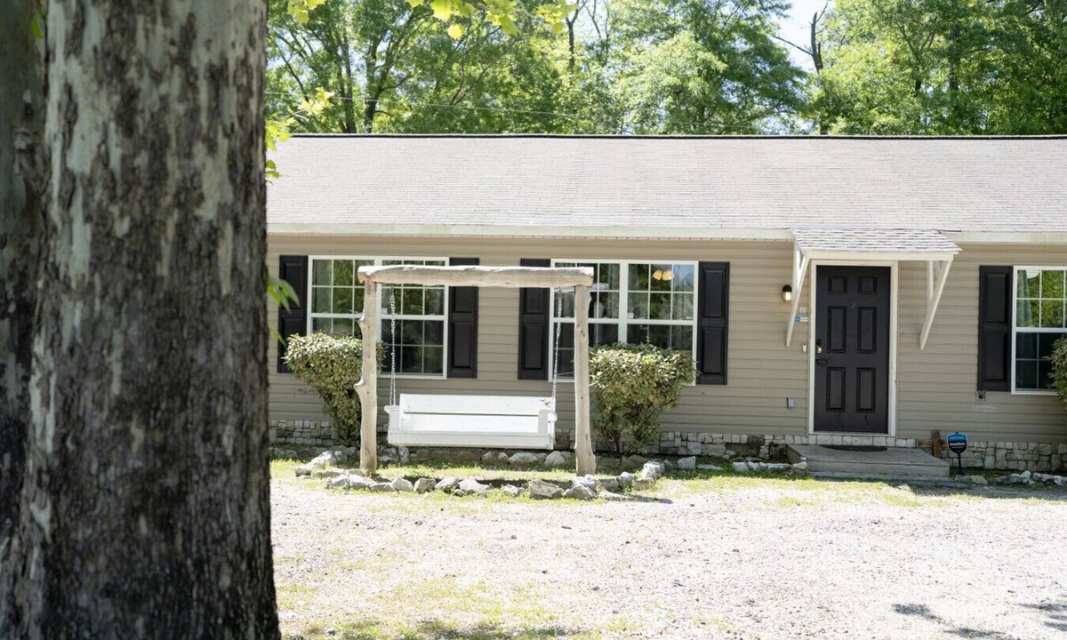 Auburn House | Affordable Cozy Stay 8 Miles From Campus