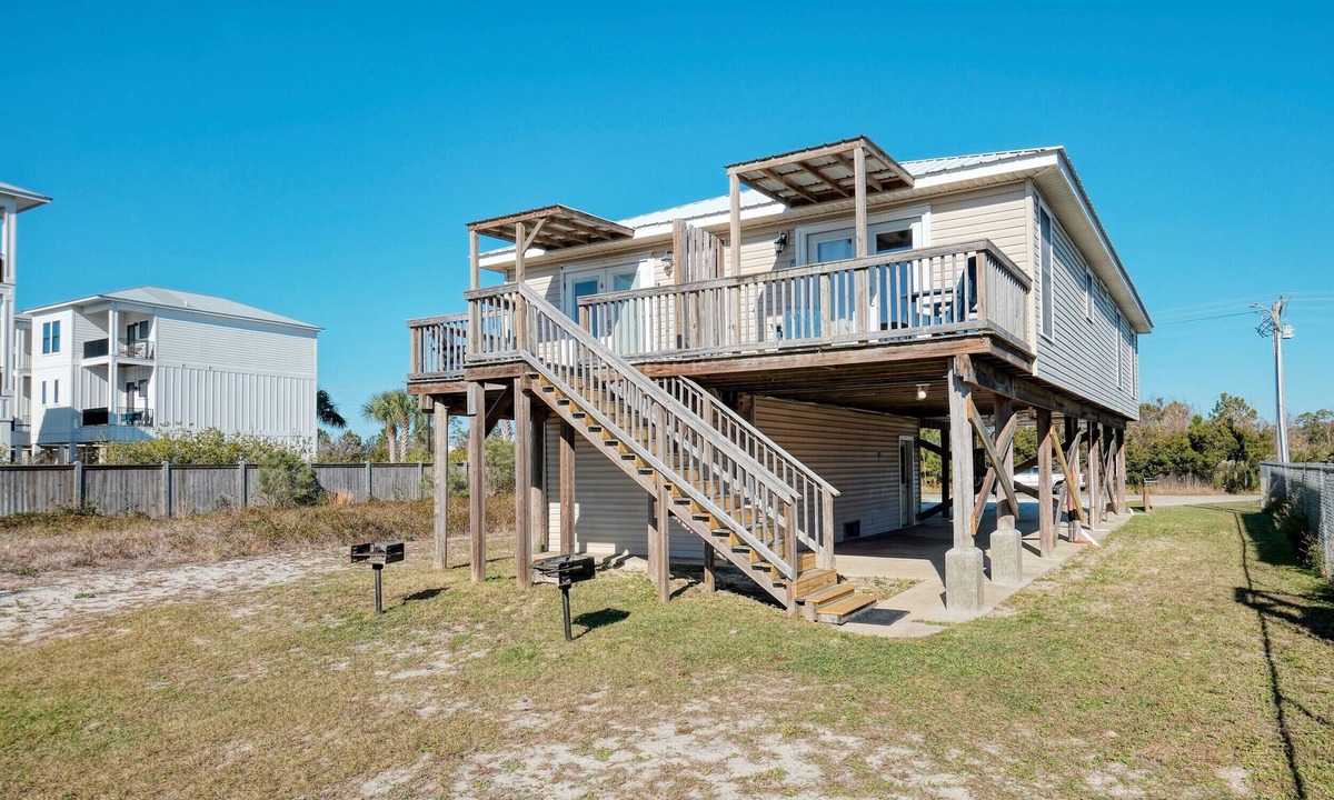 Gulf Shores House | Affordable Vacation Home - Walk to the beach, restaurants, shops, etc!