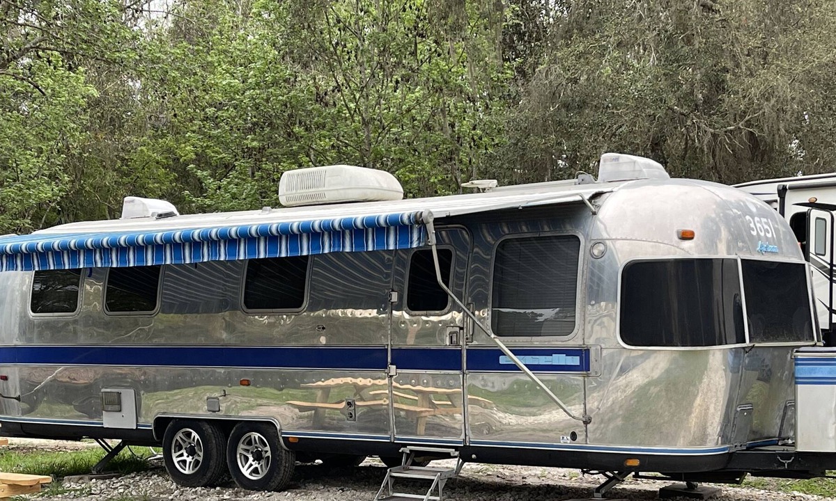 Satsuma House | Airstream Excella - Vintage RV