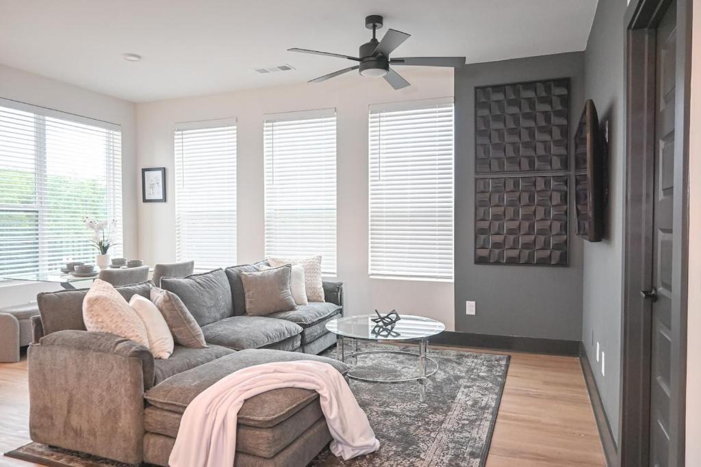 East Side Apartment | Alease Luxe Retreat Luxury 2BR Sleeps 4