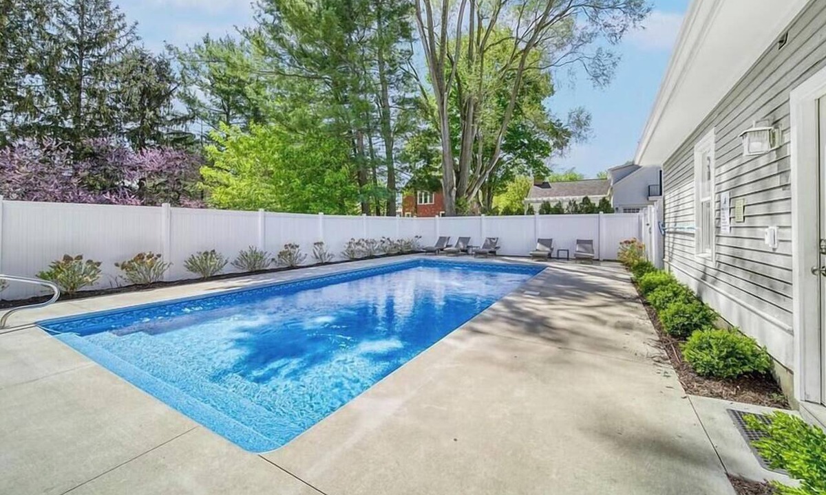 Douglas House | Alex`s Pool House Private Pool & Hot Tub Centrally Located in the Saugatuck Douglas Area