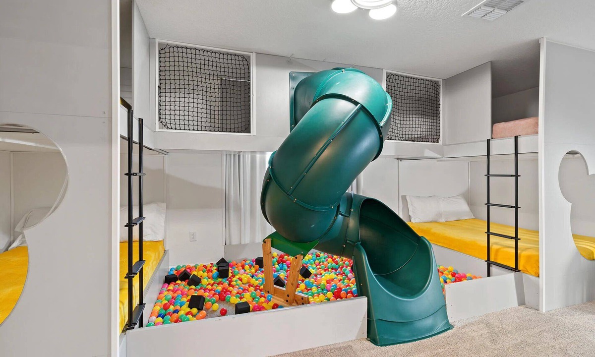 Celebration House | AMAZING THEMED BEDROOMS/Games Room/Movie Room/Free WIFI/Private Pool/Spa
