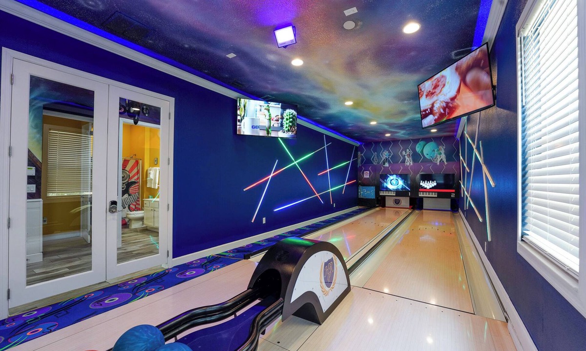 Loughman House | America Bowling Villa, 1 GB wifi, 14 en suites, 20 foot LED Video wall,sleeps 40