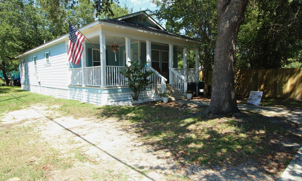 Bay St Louis Cottage | Annie's Cottage- Your Spring Fling Getaway in Bay St. Louis! 2 Adjustable Queens