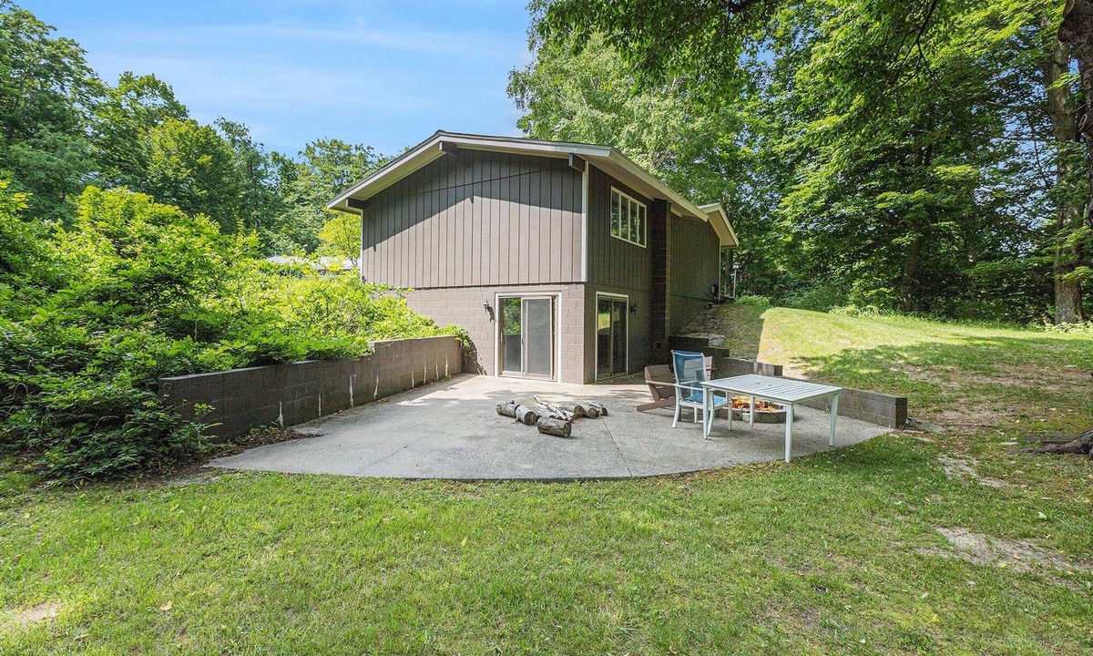 Bear Lake House | 🏡 Arcadia Bluffs Ranch – 46 Acres of Serenity | Near Lake MI Boat Parking ➠ 3528