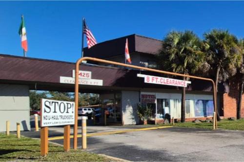 Edgewood Hotel | Arrow Motel by OYO Near Downtown