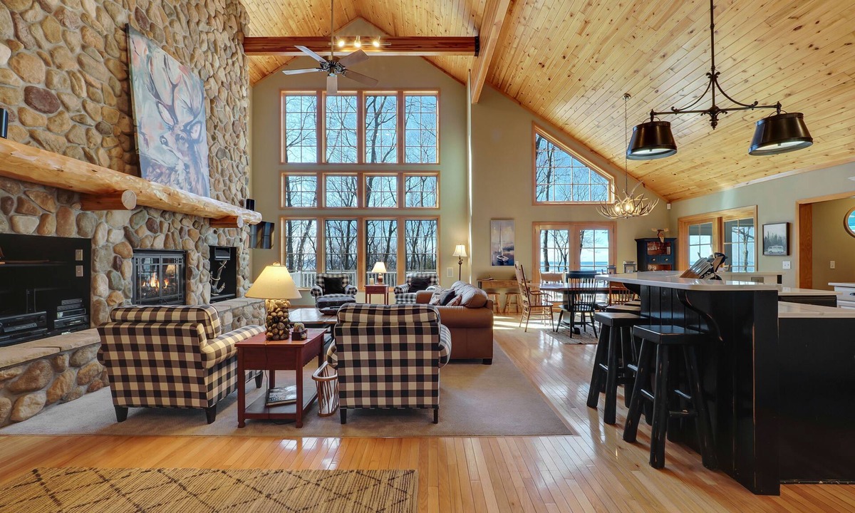 Birchwood Farms House | Arrowhead Summit | Month long rentals | Hot Tub | Sleeps 20