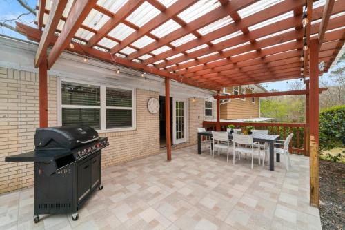 Decatur House | Atlanta Private Pool Retreat 5BR Home Sleeps 14
