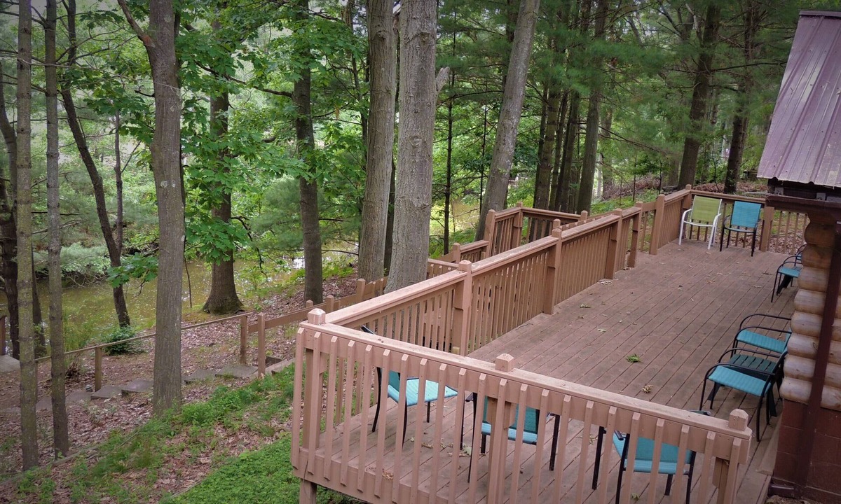 Silver Lake Cottage | Aug 17-22 OPEN! Huge deck, AC, pool, play area, walk to town, on channel, pet OK