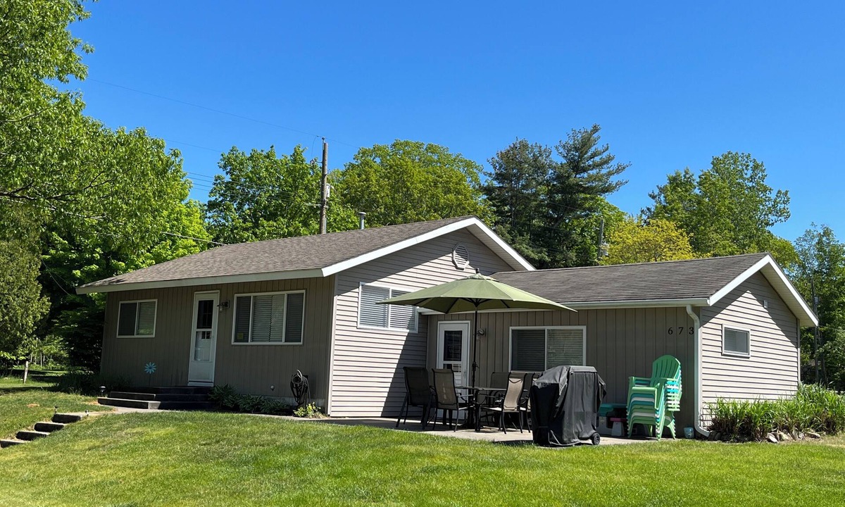 Silver Lake Cottage | Aug weeks still available. Perfect for families!Walk to lake and private beach!