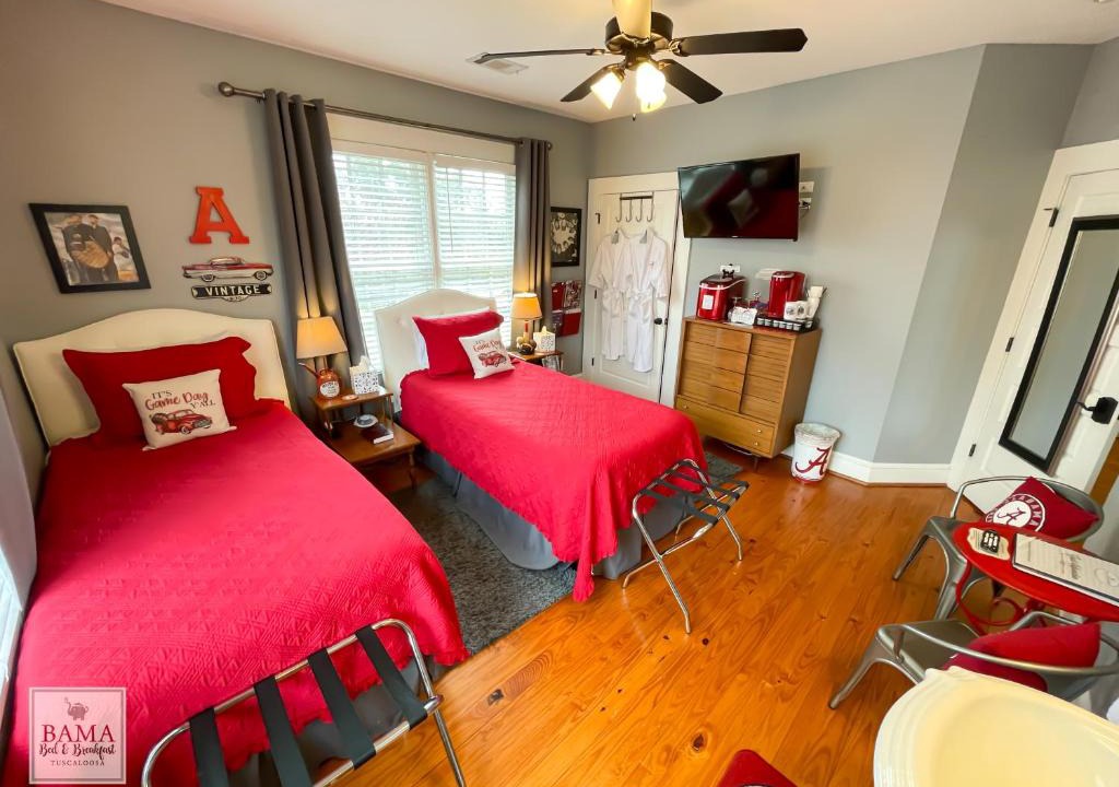 Tuscaloosa Hotel | Bama Bed and Breakfast - Sweet Home Alabama Suite