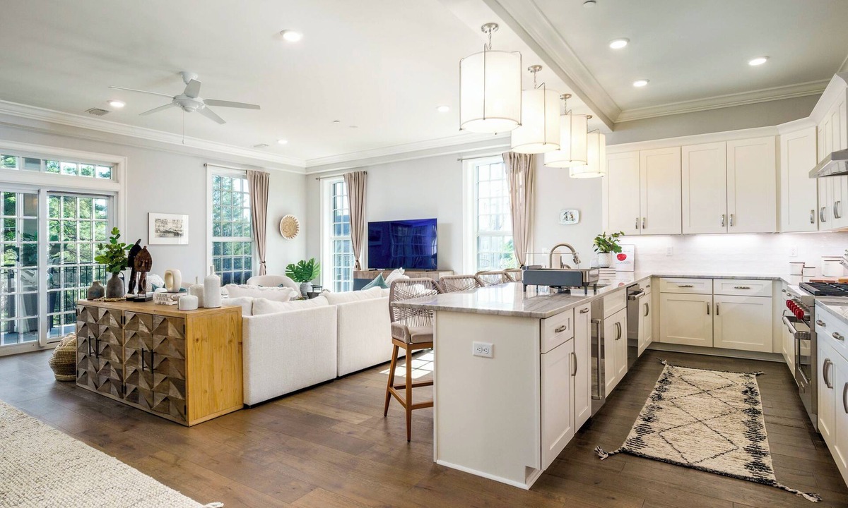 Tuscaloosa Condo | BAMA GAME HOUSE - ON THE STRIP ! LUXURY 3 BEDROOM CONDO - NEW LISTING.