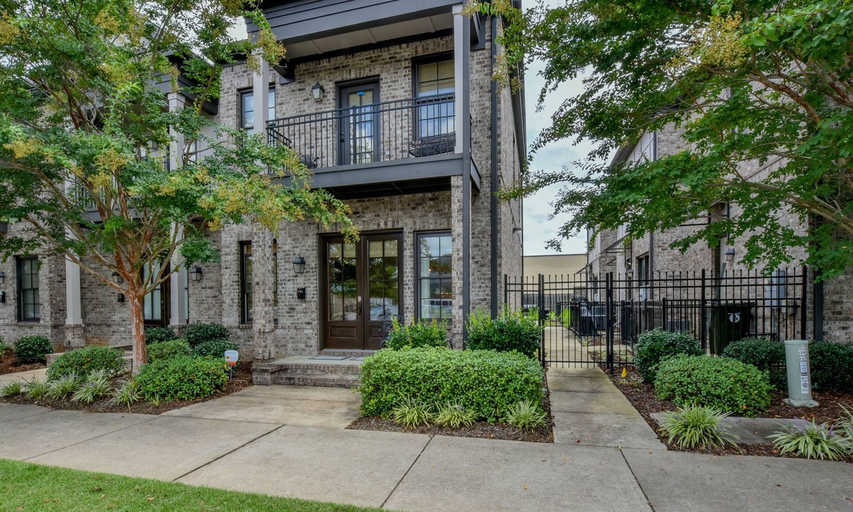 Tuscaloosa House | Bama Getaway - Walk to Downtown & Campus! Luxurious and cozy furnishings!
