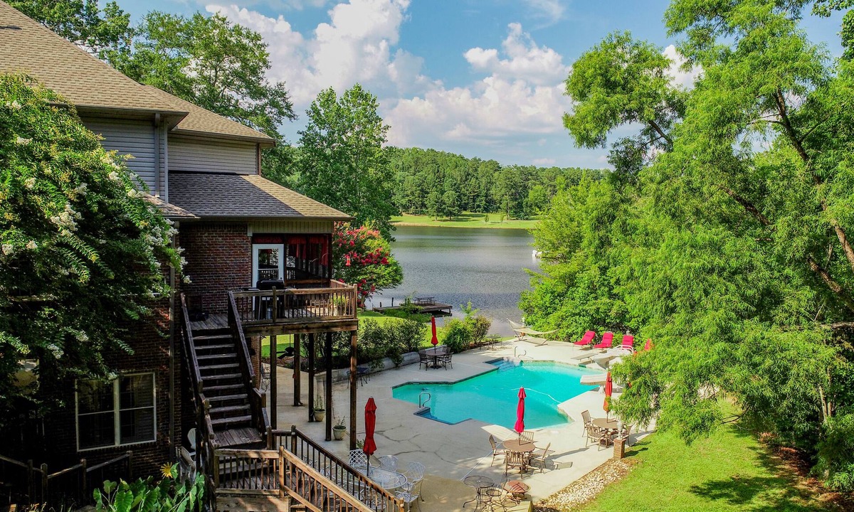 Tuscaloosa House | Bama Lakeside Retreat-Pools, Lake, Fire-pit, Child & adult fun!