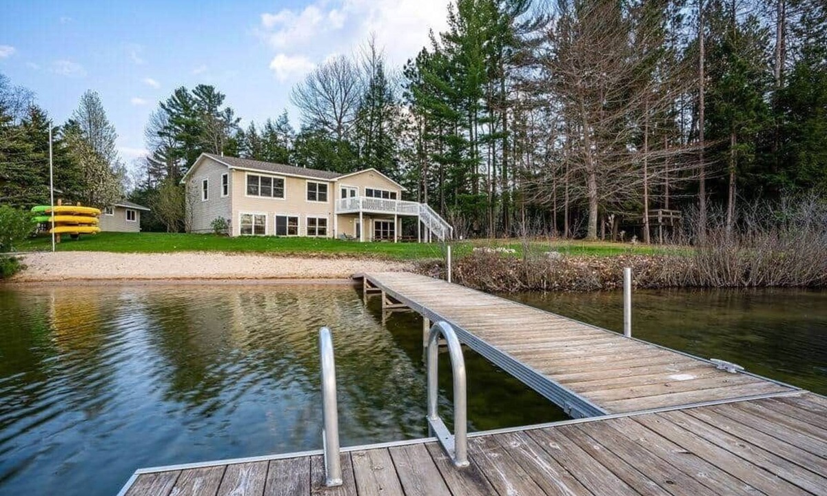 Interlochen House | Bass Lake Lodge · Private Beach w/3 kayaks · Sleeps 14