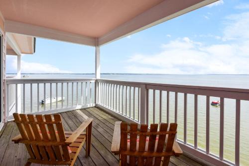 Innerarity Townhomes House | Bayfront Paradise-Steps to Sand Pool Kayaking