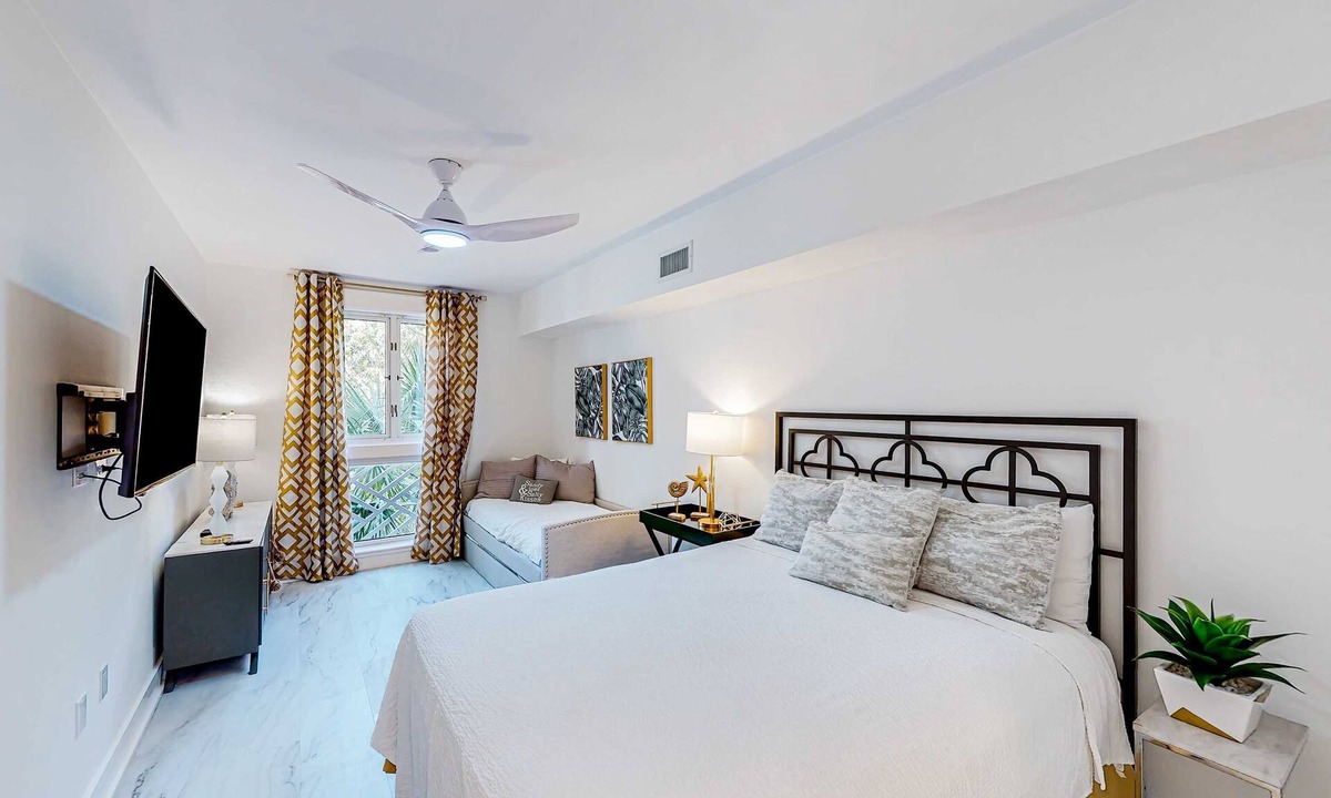 Baytowne Wharf Apartment | Baytowne Wharf studio with a kitchenette plus pool, hot tub, & fitness room