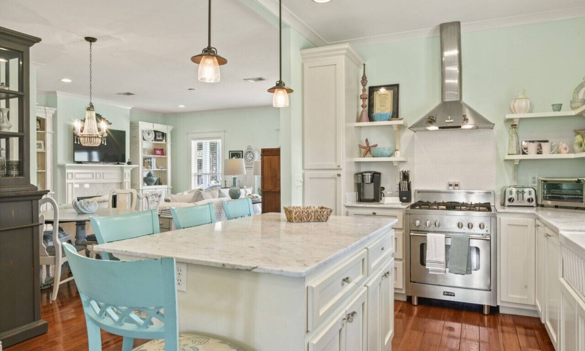 Old Town House | Beachview! Walk to the Beach! Minutes to Downtown Bay St. Louis! Sleeps 6!