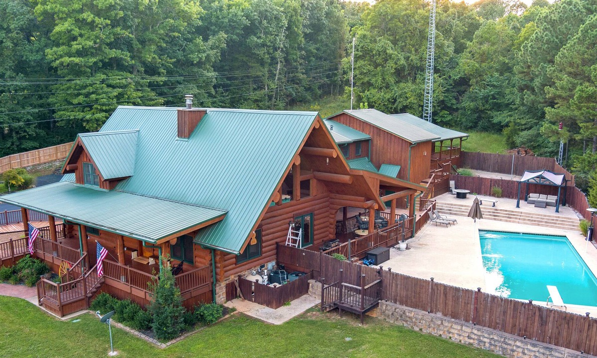 West Fork House | Bear Lodge - Log Cabin with pool - 7 Bedrooms