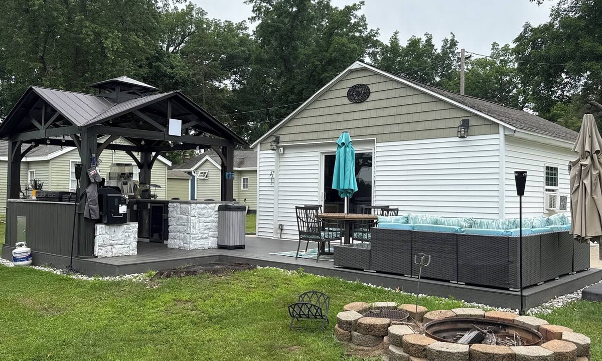 Bradley Cottage | Beautiful 2-bedroom cottage with outdoor kitchen,a boat slip & Gun lake