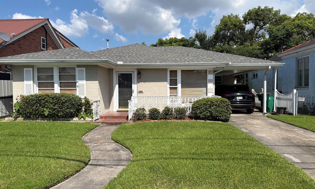 Jefferson House | Beautiful 2-bedroom house located 3 Blocks from Oschner Hospital Main Campus