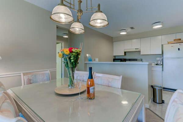 Acme House | Beautiful Comfy 2 Bedroom Golf Course Condo