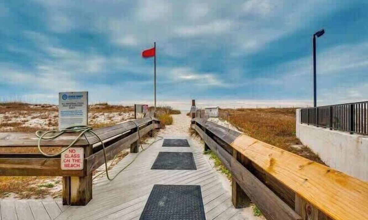 Gulf Shores Condo | Beautiful direct Gulf view & beach front condo.