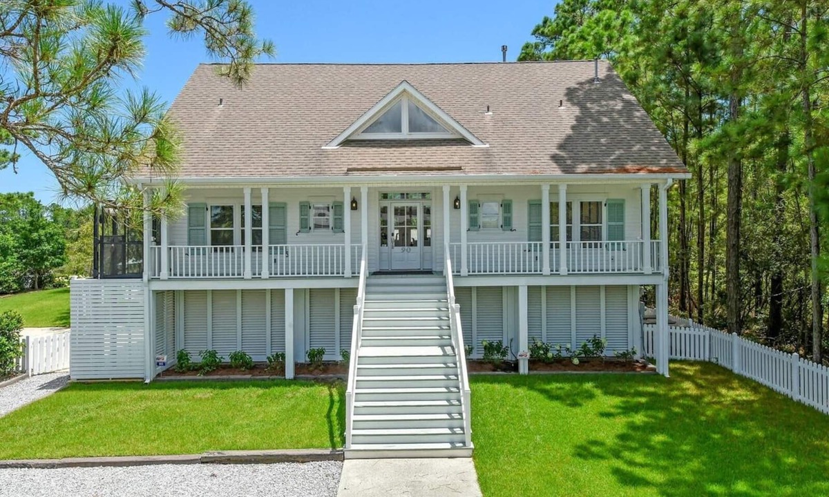 Pass Christian Hotel | Beautiful Family Home with a Pool