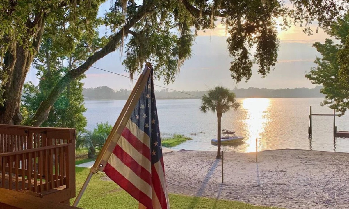 Pomona Park House | Beautiful Lake House house in charming Pomona Park with WiFi, AC