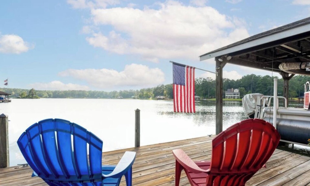 Milledgeville House | Beautiful lake-side 4 Bedroom! Just 15 mins from GCSU & downtown Milledgeville!