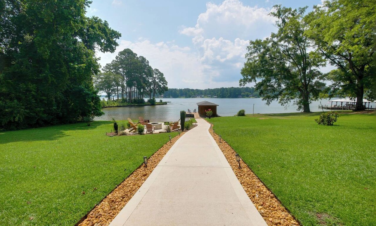 Milledgeville Cottage | Beautiful Lake Sinclair Retreat w/Dock & Deck!