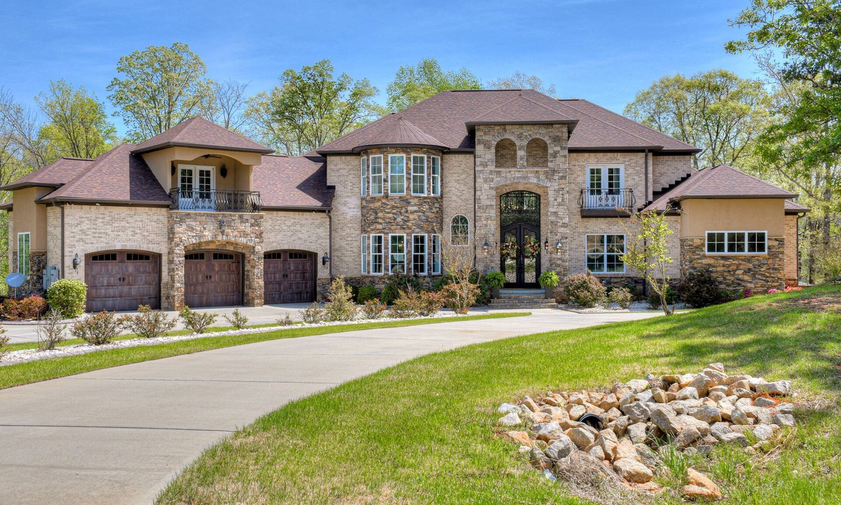 Appling House | Beautiful, luxurious 7,400 sq. ft. home located in a scenic