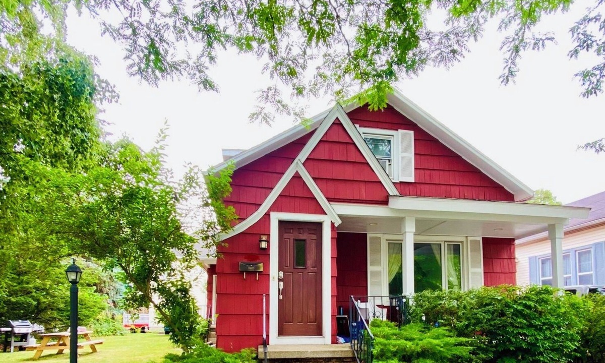 Manistee House | Beautiful, restored home a few steps from downtown Manistee!