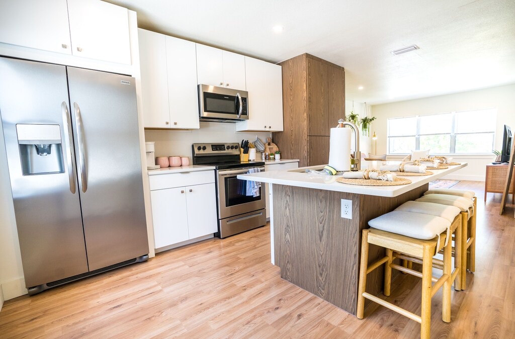 Five Points Apartment | Beautiful Riverside Retreat by Shops & Water - #8