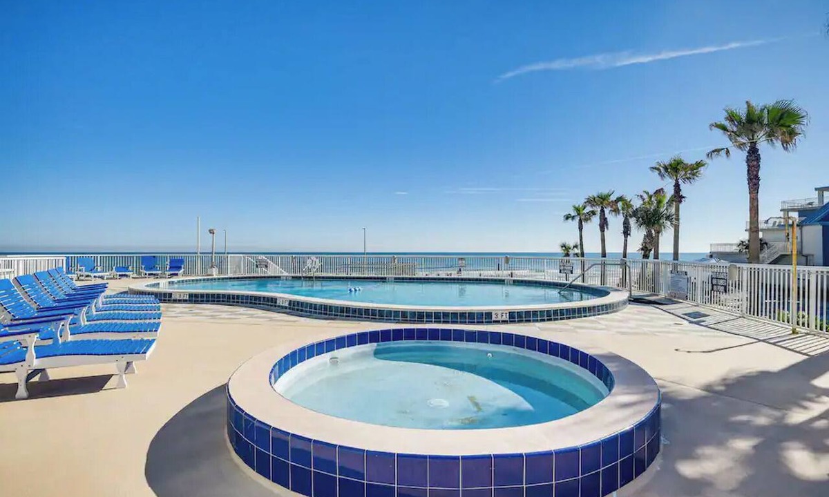 Daytona Beach Shores Apartment | Beautiful Daytona Beach Shores Condo w/Hot Tub!