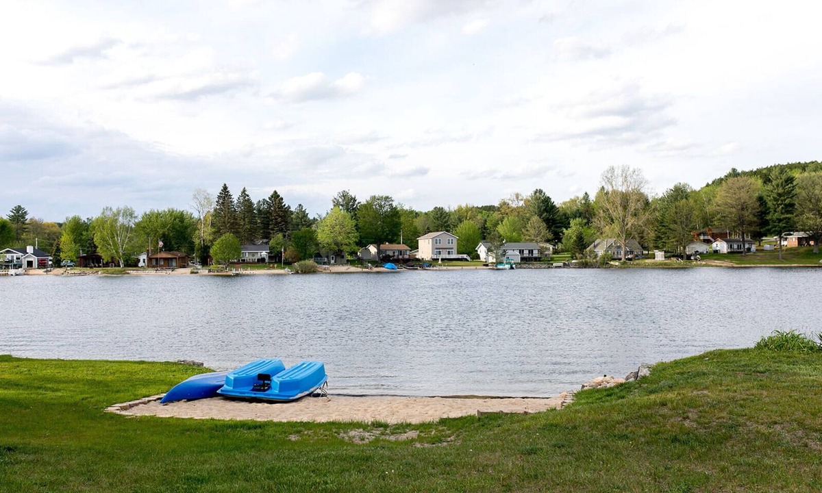 Cadillac Cottage | Beautifully Renovated Lakefront Cottage