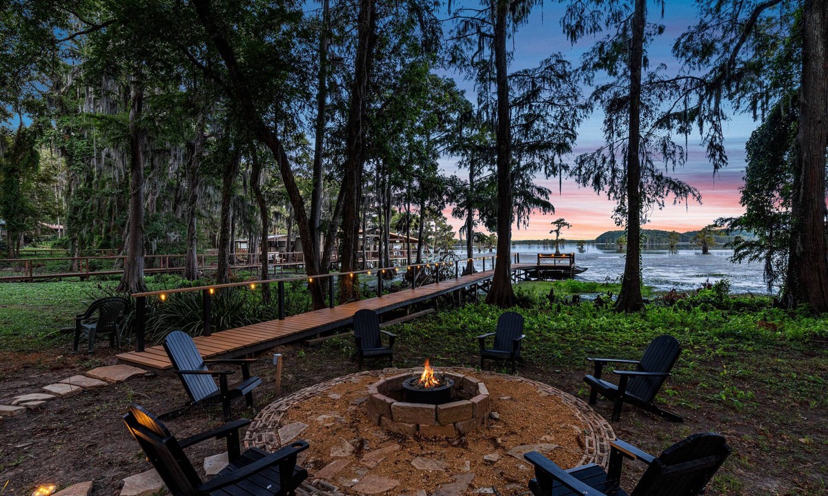 Jefferson Cabin | Bella Vista Cabin on the lake with hot tub, canoes, beautiful views, EV charger.
