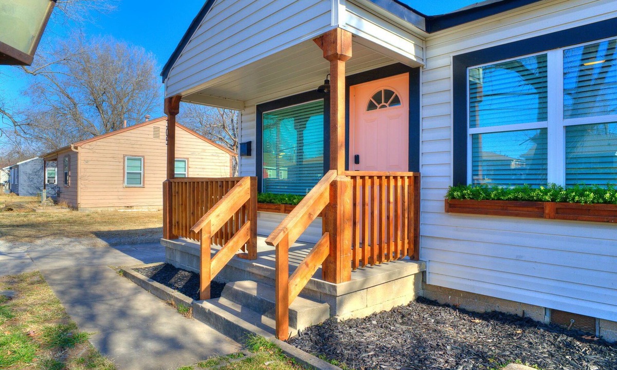 Owasso House | Best Owasso Location-Walk to Downtown-3 Bedroom-Shops and Dining