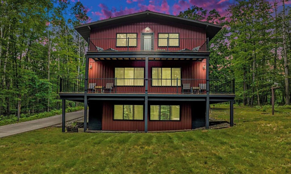 Canadian Lakes House | Big Red! Modern clubhouse with Hot Tub! Walking distance to Castle - 4 bedrooms